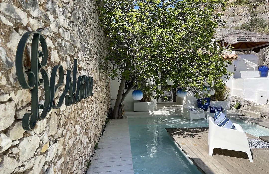 Hotel De La Plage - Mahogany-1