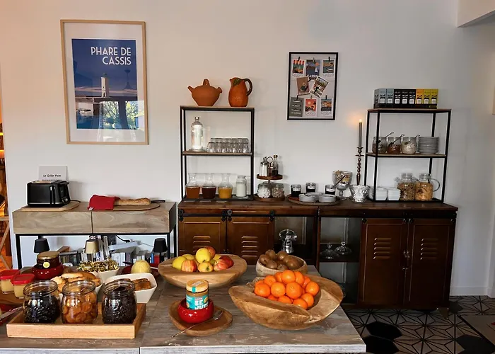 Les Volets Rouges - - Situé Dans Le Parc National Des CalanquesHotel Cassis